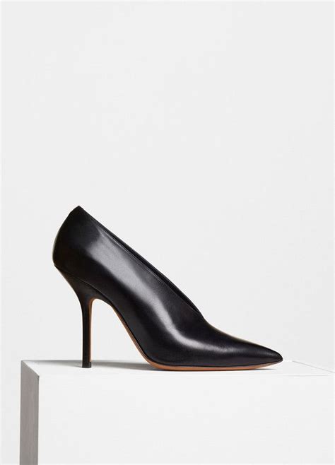 Essentials V Neck pump in shiny calfskin 